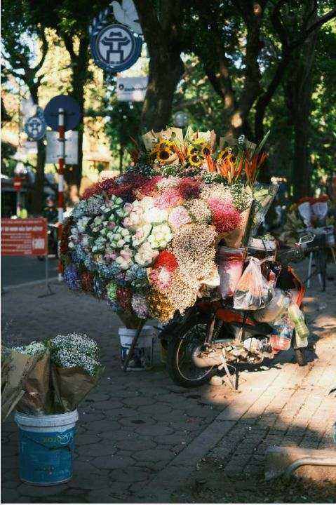 Bridesmaid bouquets on table